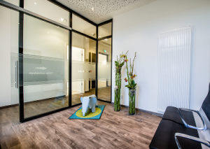 Wartezimmer mit Fensterfront